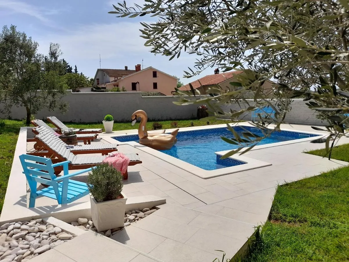 Mel&Stef, Charming House, Apartment With Private Swimming Pool Ideal For Family Vacation プーラ
